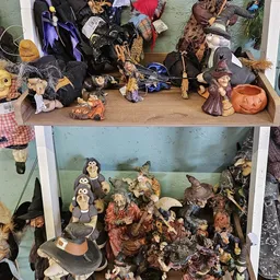 Stellage met uitgestalde decoratieartikelen, poppen, beeldjes en handgemaakte items