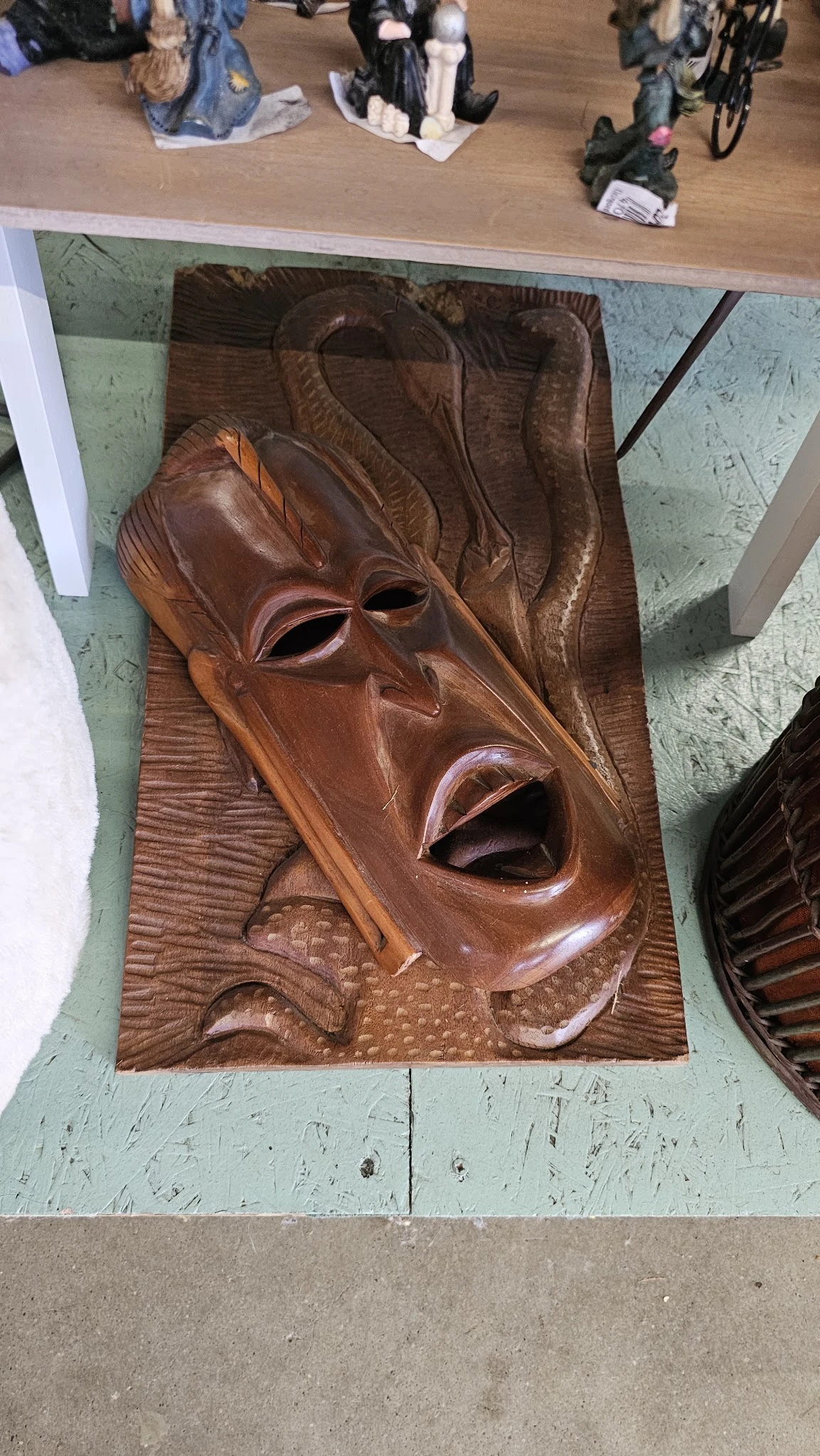 Houten gebeeldhouwd masker met expressief gezicht, bruinrood gekleurd