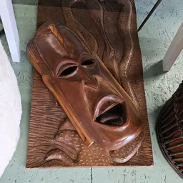 Houten gebeeldhouwd masker met expressief gezicht, bruinrood gekleurd