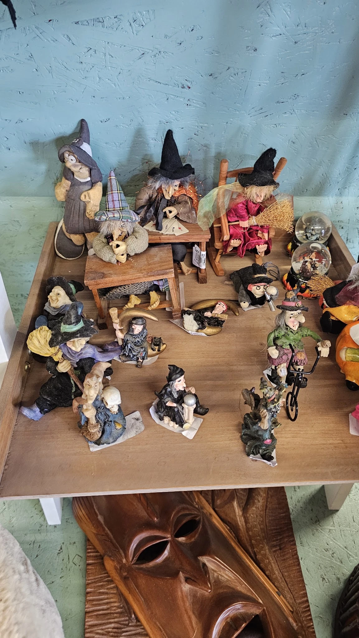 Collectie vintage decoratiefiguren en beeldjes in een houten doos