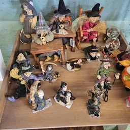 Collectie vintage decoratiefiguren en beeldjes in een houten doos