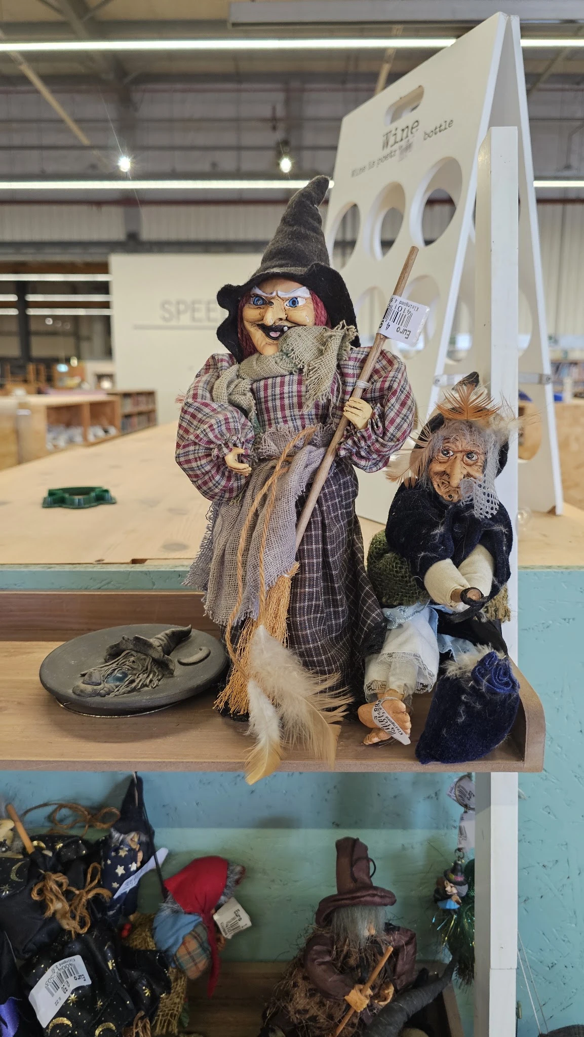 Drie handgemaakte poppen of toverwiches met textiel en natuurlijke materialen op een tafel