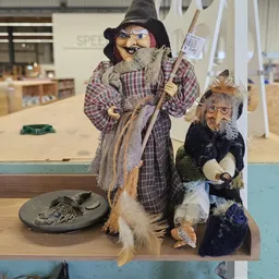 Drie handgemaakte poppen of toverwiches met textiel en natuurlijke materialen op een tafel