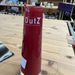 Rode DutZ collection vaas op houten tafel in winkel