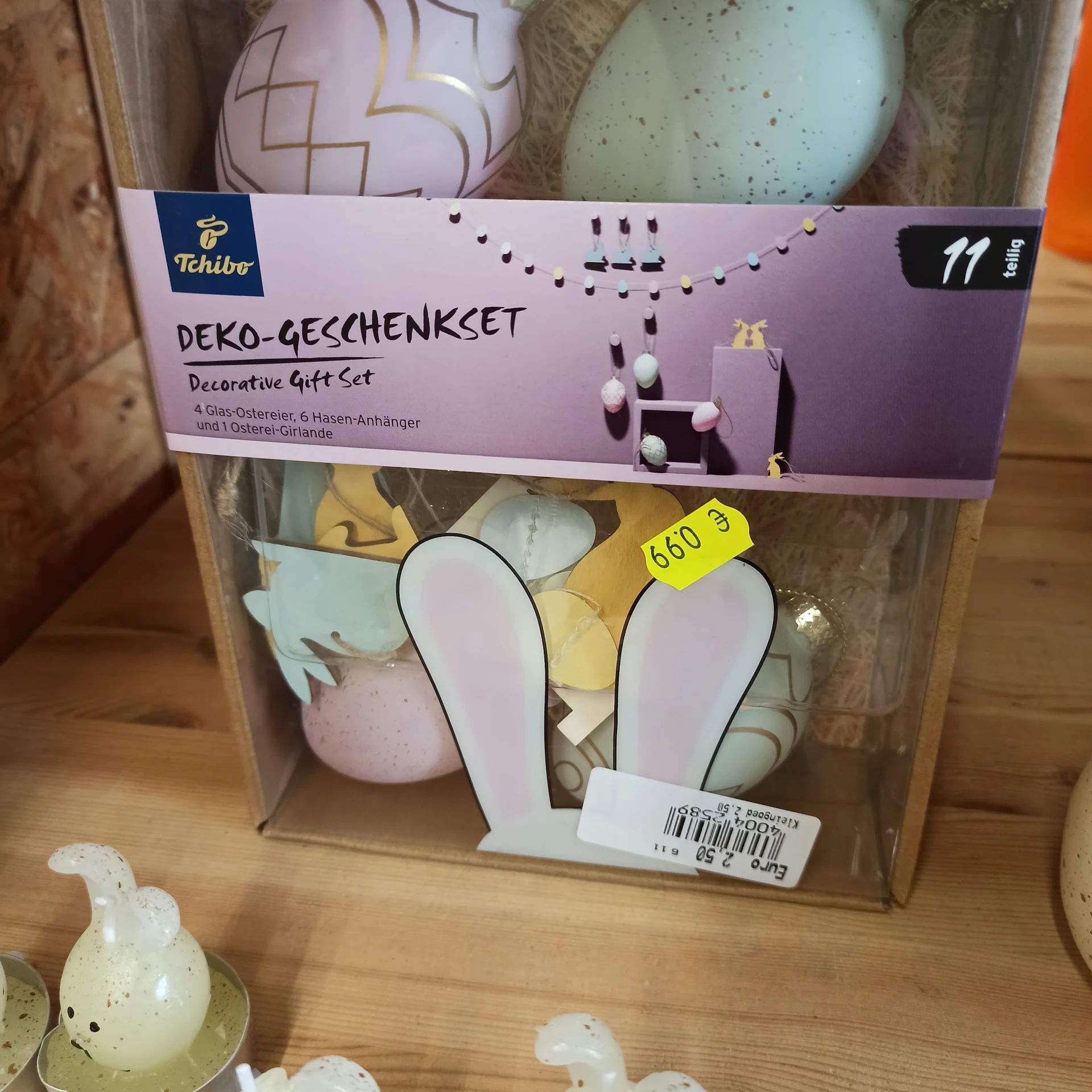 Verpakte decoratieve geschenkset met roze en witte accessoires in doorzichtige doos
