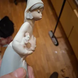 Wit porseleinbeeldje van een vrouw in klassieke pose, close-up fotografie