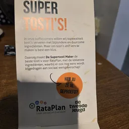 Informatieposter over tosti's in de koffihoek van de kringloopwinkel met tekst over ingrediënten en een vraag om feedback