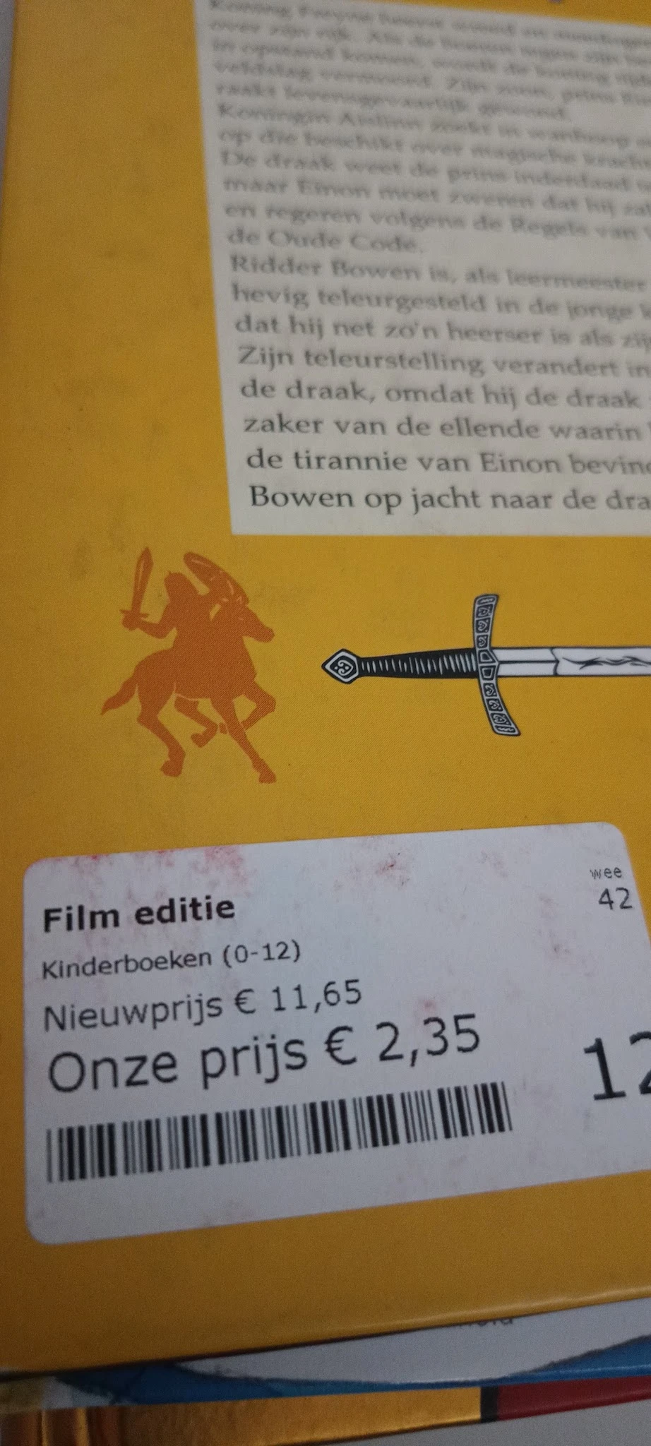 Decoratief zwaard met geornamenteerde greep naast silhouet van ridder te paard op gele achtergrond