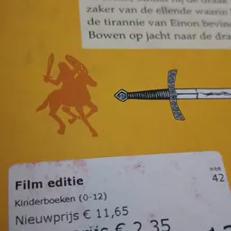 Decoratief zwaard met geornamenteerde greep naast silhouet van ridder te paard op gele achtergrond