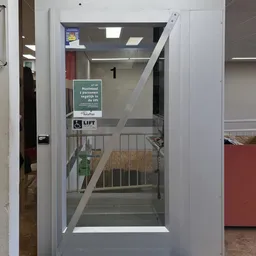 Trappenhuiszone met lift en waarschuwingsbord voor maximaal 2 personen in kringloopwinkel