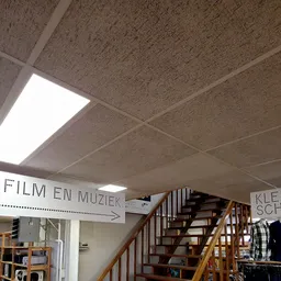 Winkelinterieur met plafond, trappenhuizen en borden met afdulingsaanwijzingen