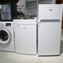 Witgoed in een kringloopwinkel: wasmachine, vaatwasser, gasfornuis en twee koelkasten