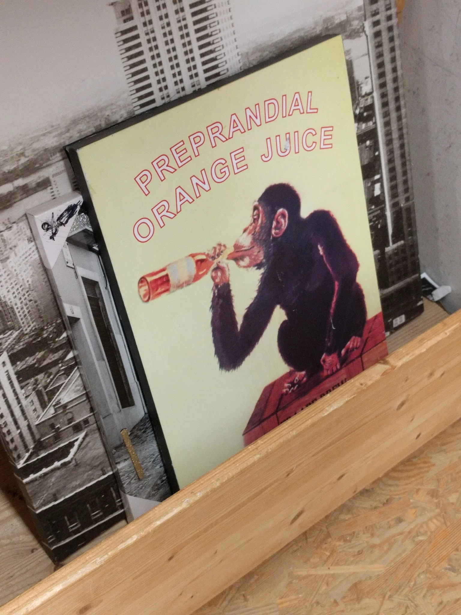 Kunstwerk of poster met afbeelding van een gorilla die uit een fles drinkt, gele achtergrond met rode tekst 'Prepare orange j