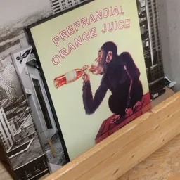 Kunstwerk of poster met afbeelding van een gorilla die uit een fles drinkt, gele achtergrond met rode tekst 'Prepare orange j