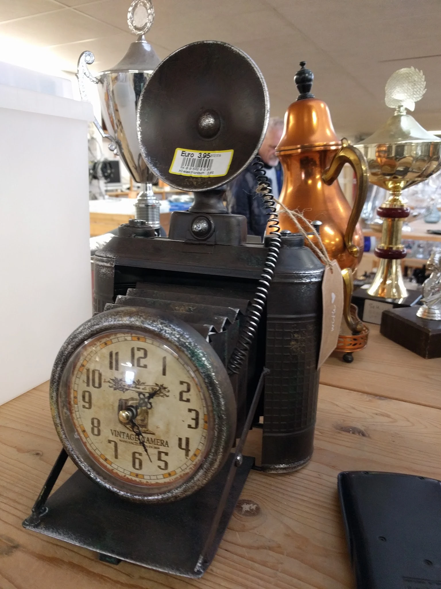 Close-up van een vintage camera met bijbehorende klok op houten display