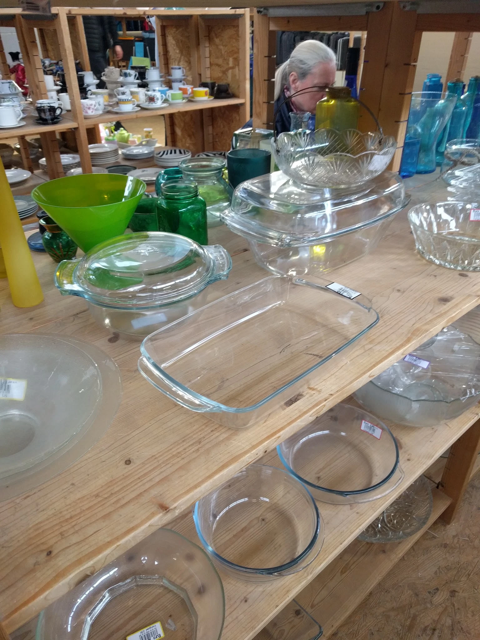 Glazen bakschalen en ovenschotels op houten tafel