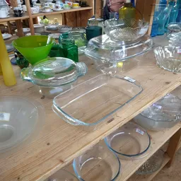 Glazen bakschalen en ovenschotels op houten tafel