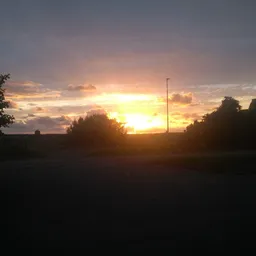 Zonsondergang boven een weg met straatverlichting