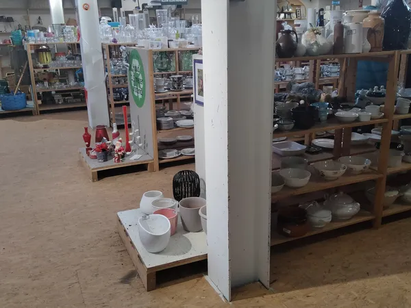 Kringloopwinkel RataPlan Den Helder in Den Helder met tweedehands boeken, kasten en kleding