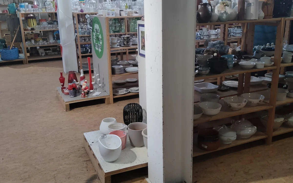 Kringloopwinkel RataPlan Den Helder in Den Helder met tweedehands boeken, kasten en kleding