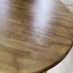 Wazige close-up van een houten oppervlak met reflectie