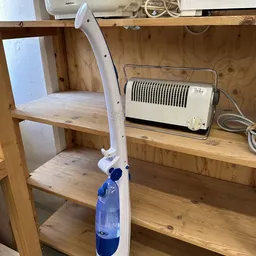 Houten stellingen met twee niveaus en een elektrische verwarmer op de werkbank
