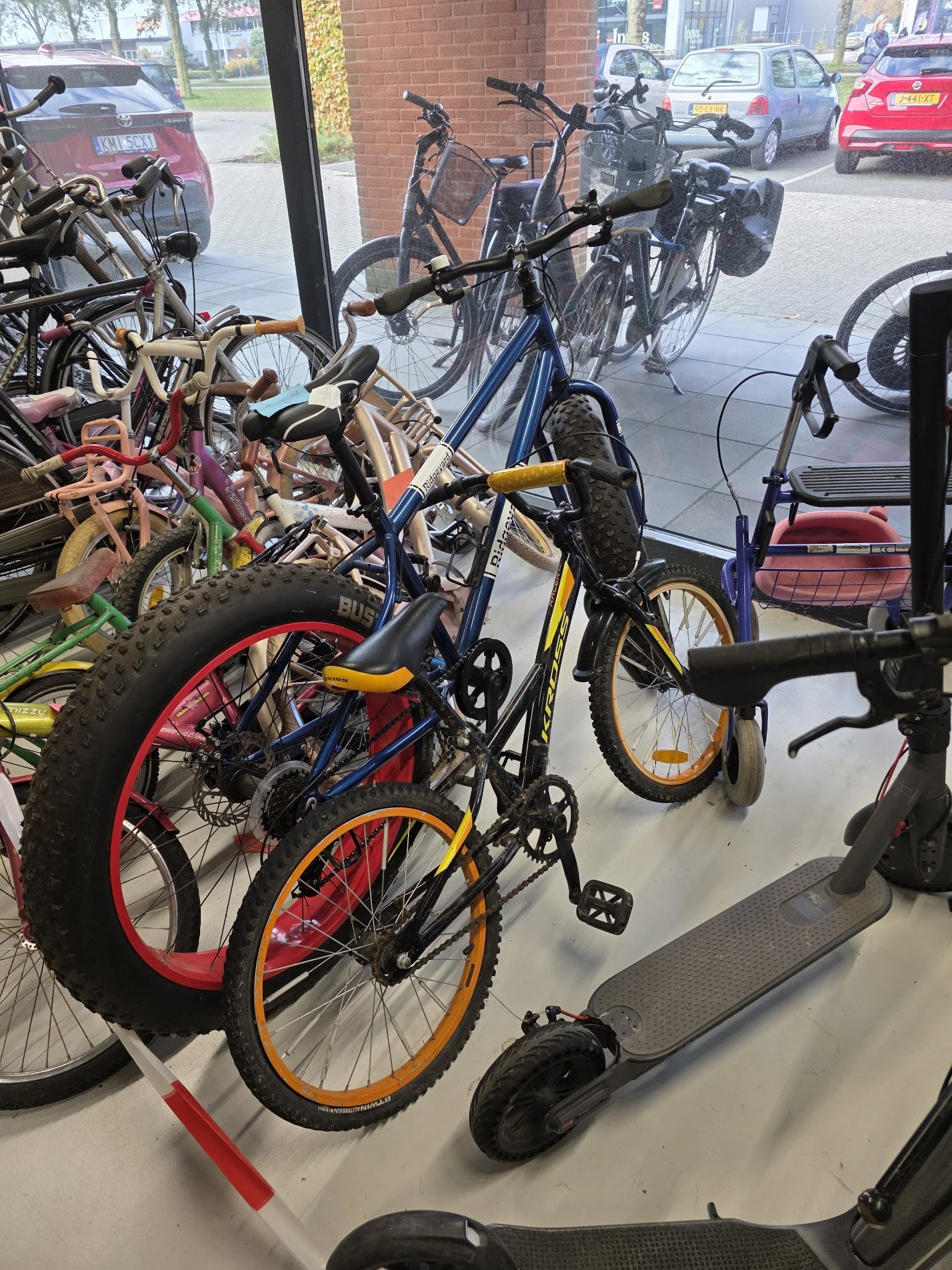Diverse tweedehands fietsen en kinderfietsjes uitgestald in de winkel