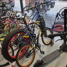 Diverse tweedehands fietsen en kinderfietsjes uitgestald in de winkel