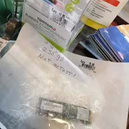 Plastic zak met handgeschreven prijsnummer en barcode-etiket