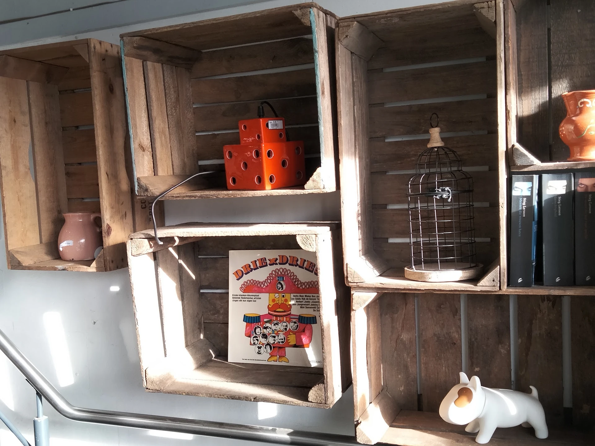 Houten kastjes met diverse tweedehands huishoudartikelen en decoratieve items uitgestald