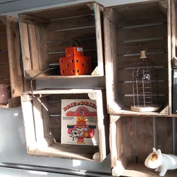 Houten kastjes met diverse tweedehands huishoudartikelen en decoratieve items uitgestald