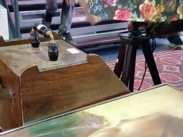 Winkelinterieur met houten meubels, vitrinekast en bloemenprint op muur