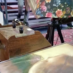 Winkelinterieur met houten meubels, vitrinekast en bloemenprint op muur