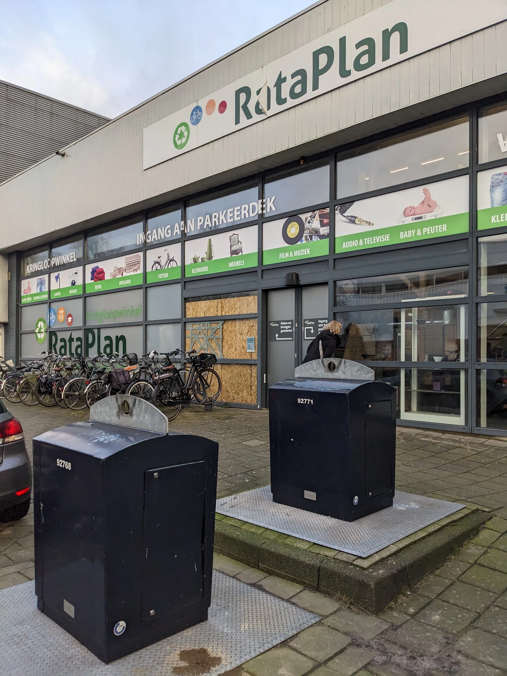 Kringloopwinkel RataPlan Haarlem Zijlstraat in Haarlem met tweedehands boeken, gereedschappen en huis- en inrichting
