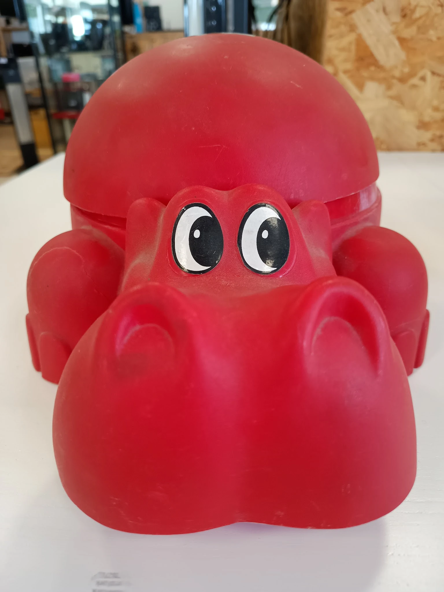 Rode plastic speelgoedkrab met grote ogen, close-up van het gezicht