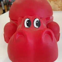 Rode plastic speelgoedkrab met grote ogen, close-up van het gezicht