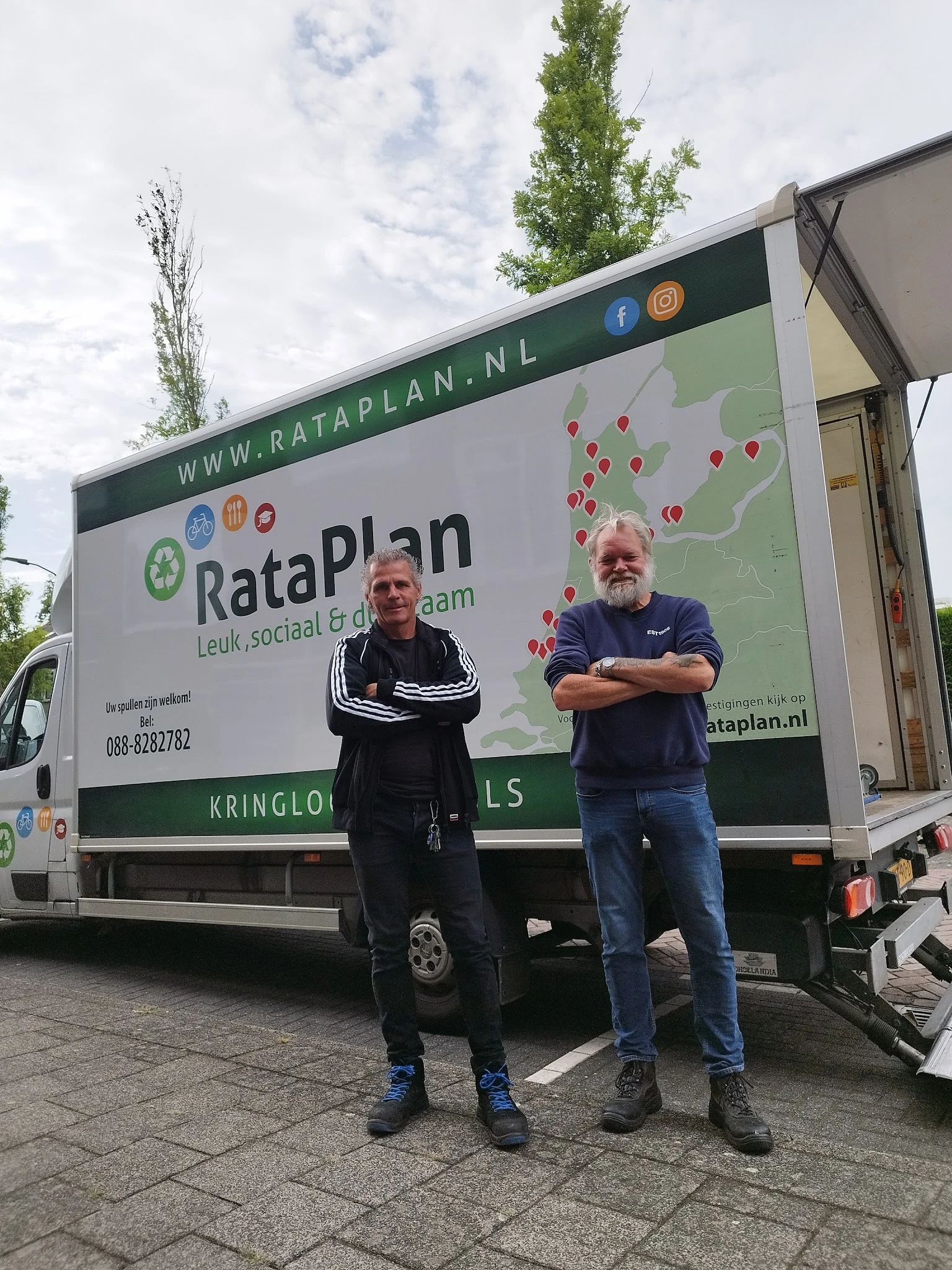 Twee mannen poseren voor een RataPlan bedrijfswagen met logo en kaart op de zijkant