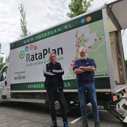 Twee mannen poseren voor een RataPlan bedrijfswagen met logo en kaart op de zijkant