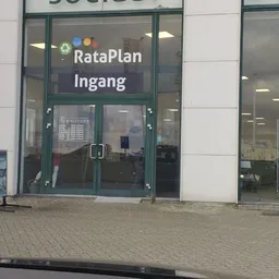 Groene glazen voordeur met 'RataPlan Ingang' opschrift en openingstijden zichtbaar