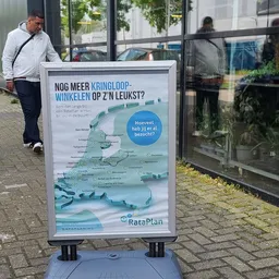 Informatieposter over de Kringloop Winkelroute met kaart van deelnemende winkels in de regio
