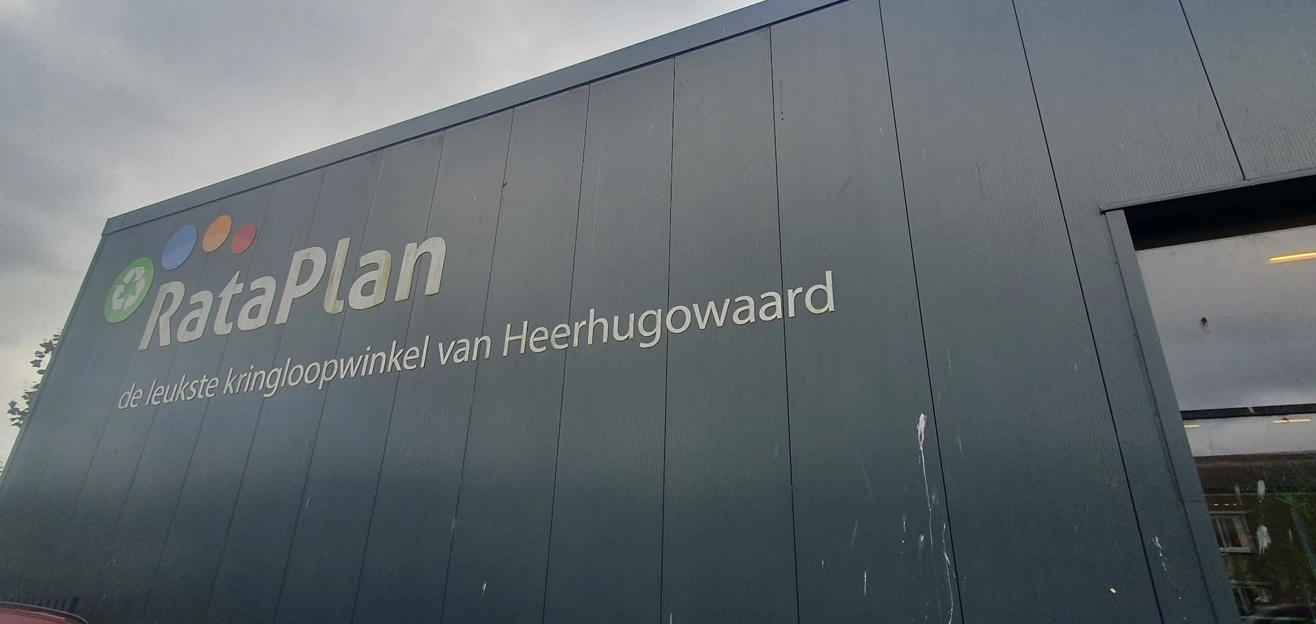 Grijze gevel van kringloopwinkel RataPlan Heerhugowaard met winkelnaambord