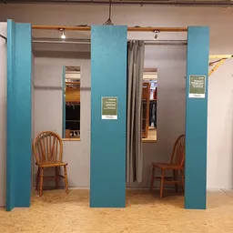 Winkelinterieur met blauwe kolommen, houten stoelen, spiegels en gordijnen