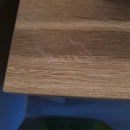 Houten tafelblad met kras of beschadiging in het oppervlak