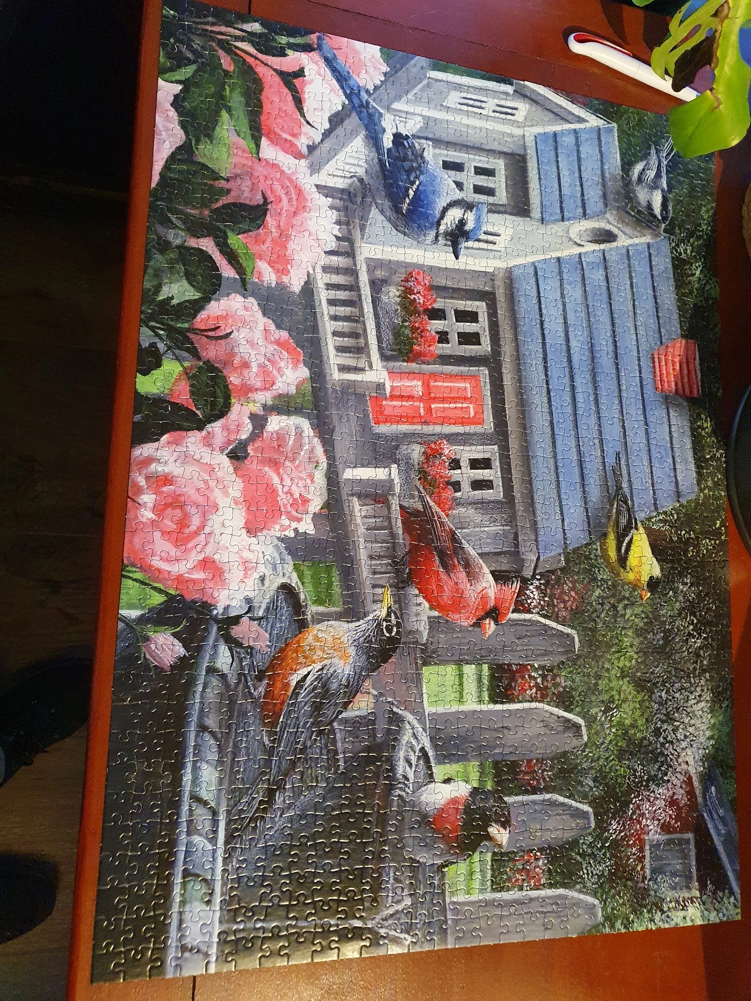 Decoratief wandkussen of kussenhoes met afbeelding van roze bloemen, huisjes en vlinders
