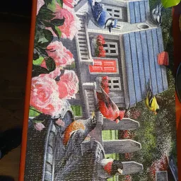 Decoratief wandkussen of kussenhoes met afbeelding van roze bloemen, huisjes en vlinders