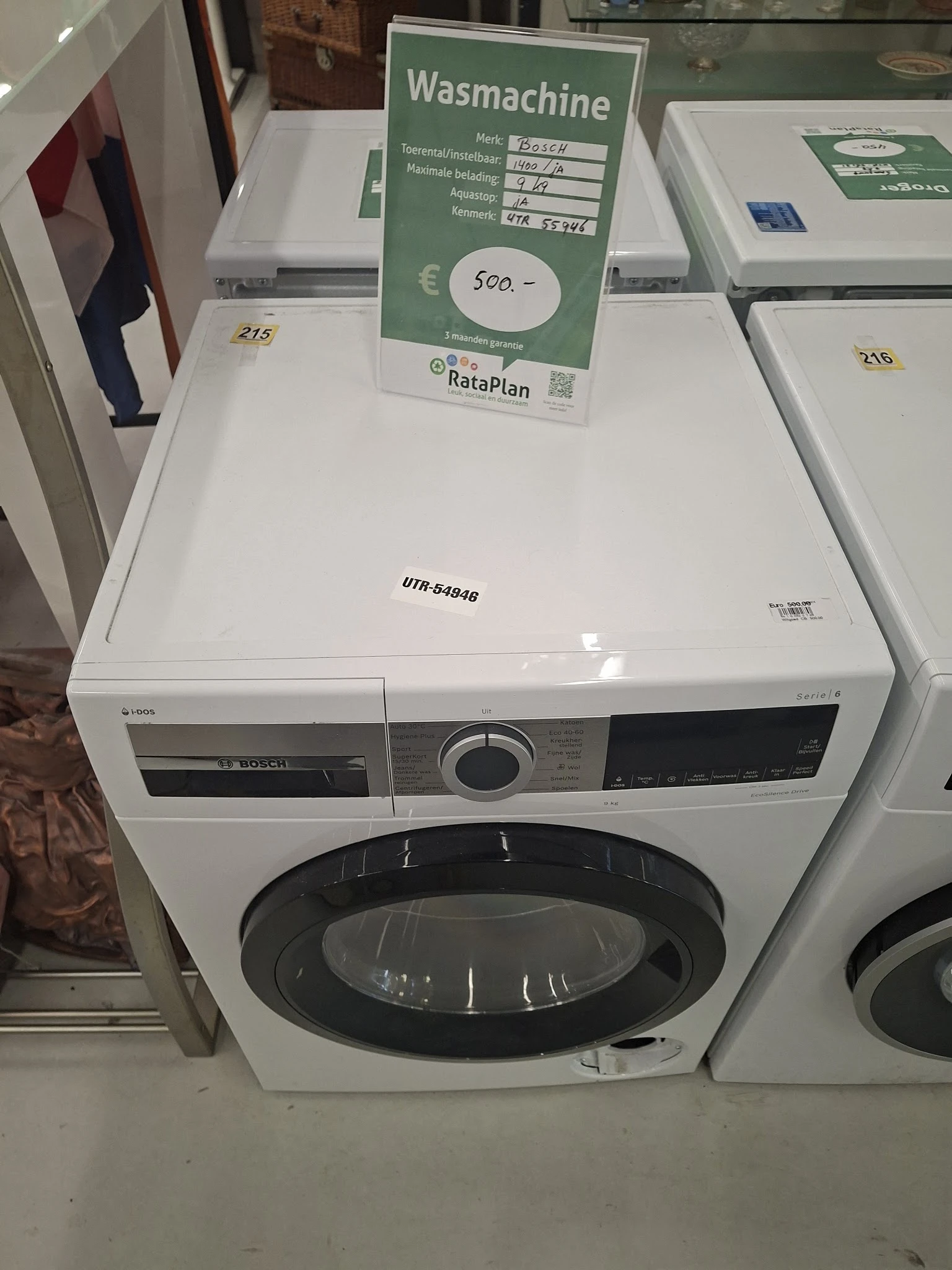 Witte Bosch wasmachine op display met prijskaartje en RataPlan-bordje