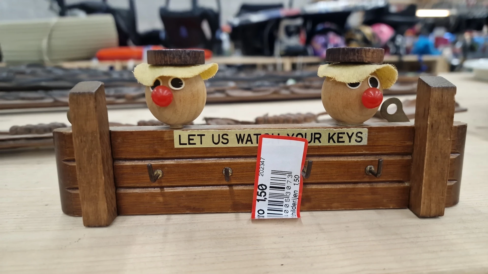 Houten sleutelrek met twee houten uiltjes met rode neuzen en tekstbord 'Let us watch your keys'