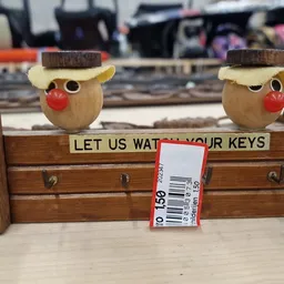 Houten sleutelrek met twee houten uiltjes met rode neuzen en tekstbord 'Let us watch your keys'
