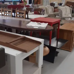 Uitgestalde meubels in verschillende kleuren en stijlen, waaronder tafels en zitmeubels