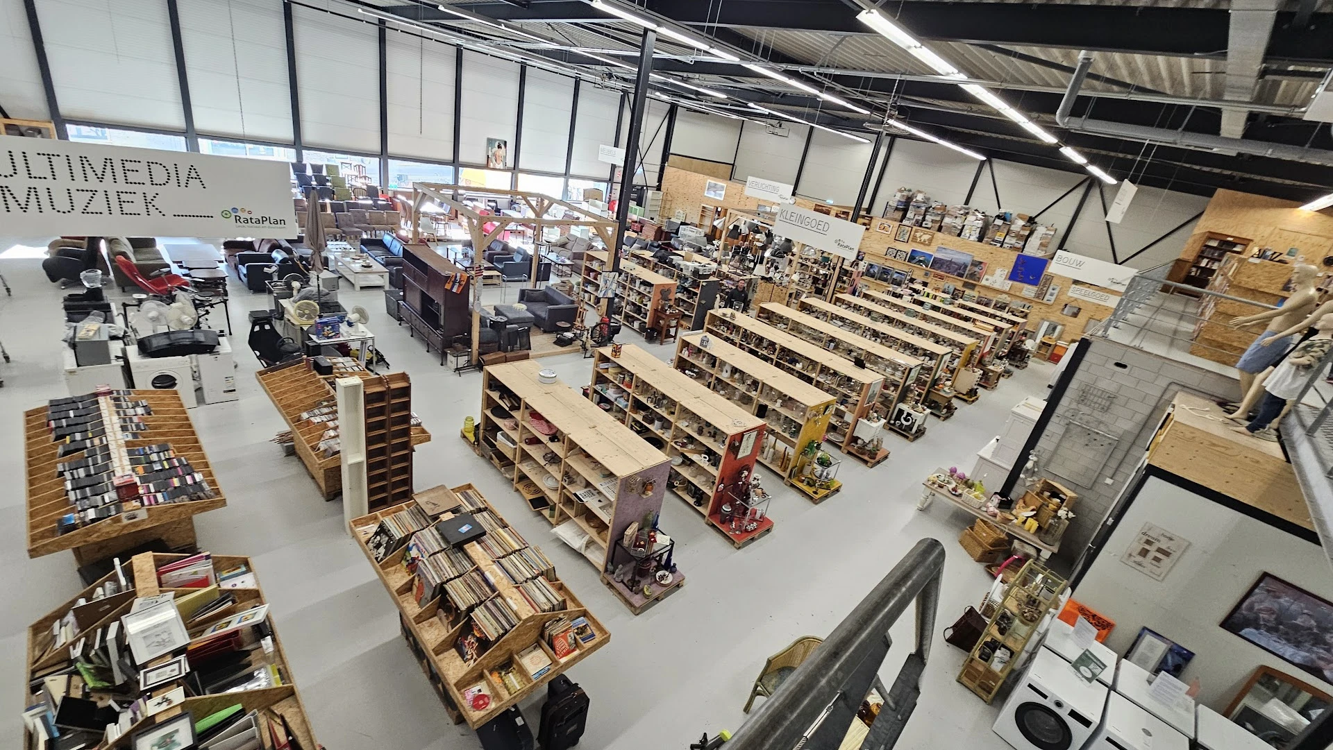 Kringloopwinkel RataPlan Hillegom in Hillegom met tweedehands boeken, huishoudelijke apparaten en kasten